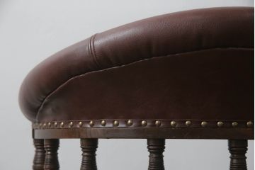 キャスター付きチェアをリペア&カスタム!座面と背面を指定の本革に張り変え、硬さを調整。木部は1トーン落ち着いた色味に着色仕上げ。