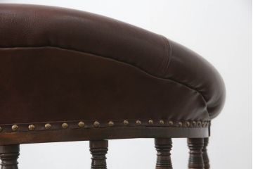 キャスター付きチェアをリペア&カスタム!座面と背面を指定の本革に張り変え、硬さを調整。木部は1トーン落ち着いた色味に着色仕上げ。