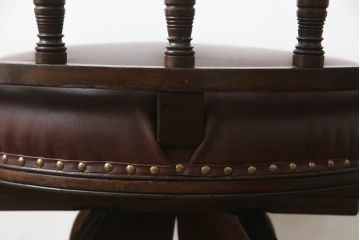 キャスター付きチェアをリペア&カスタム!座面と背面を指定の本革に張り変え、硬さを調整。木部は1トーン落ち着いた色味に着色仕上げ。