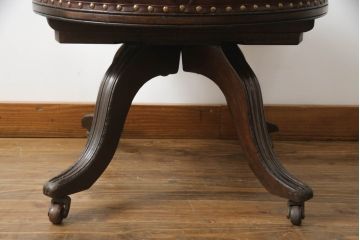 キャスター付きチェアをリペア&カスタム!座面と背面を指定の本革に張り変え、硬さを調整。木部は1トーン落ち着いた色味に着色仕上げ。