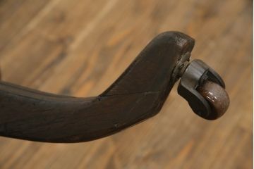 キャスター付きチェアをリペア&カスタム!座面と背面を指定の本革に張り変え、硬さを調整。木部は1トーン落ち着いた色味に着色仕上げ。