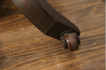 キャスター付きチェアをリペア&カスタム!座面と背面を指定の本革に張り変え、硬さを調整。木部は1トーン落ち着いた色味に着色仕上げ。