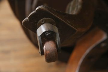 キャスター付きチェアをリペア&カスタム!座面と背面を指定の本革に張り変え、硬さを調整。木部は1トーン落ち着いた色味に着色仕上げ。