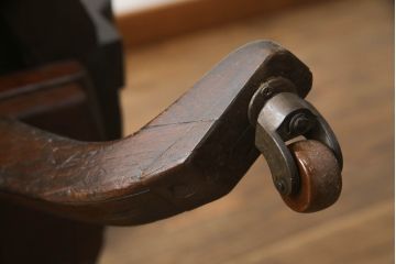 キャスター付きチェアをリペア&カスタム!座面と背面を指定の本革に張り変え、硬さを調整。木部は1トーン落ち着いた色味に着色仕上げ。