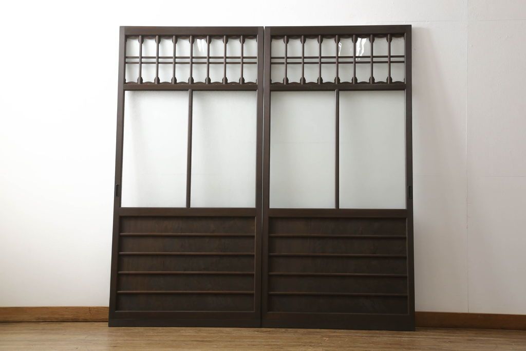 ガラス戸2枚をリペア&カスタム!高さと幅をリサイズし、調整式の平型の戸車を取り付け。色味は当店商品を参考に着色。(引き戸、建具)