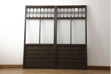 ガラス戸2枚をリペア&カスタム!高さと幅をリサイズし、調整式の平型の戸車を取り付け。色味は当店商品を参考に着色。(引き戸、建具)