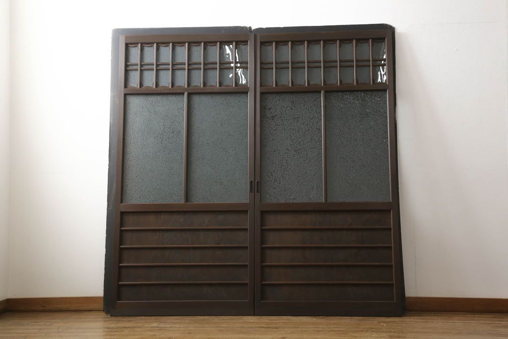 ガラス戸2枚をリペア&カスタム!高さと幅をリサイズし、調整式の平型の戸車を取り付け。色味は当店商品を参考に着色。(引き戸、建具)