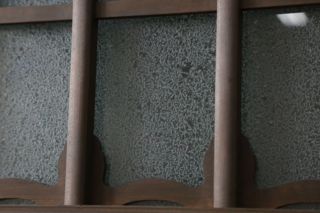 ガラス戸2枚をリペア&カスタム!高さと幅をリサイズし、調整式の平型の戸車を取り付け。色味は当店商品を参考に着色。(引き戸、建具)