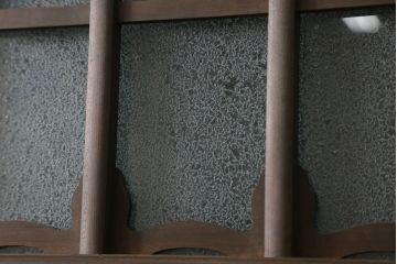 ガラス戸2枚をリペア&カスタム!高さと幅をリサイズし、調整式の平型の戸車を取り付け。色味は当店商品を参考に着色。(引き戸、建具)