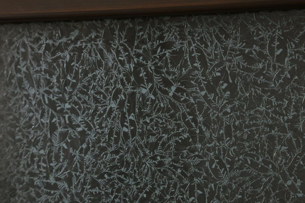 ガラス戸2枚をリペア&カスタム!高さと幅をリサイズし、調整式の平型の戸車を取り付け。色味は当店商品を参考に着色。(引き戸、建具)