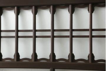 ガラス戸2枚をリペア&カスタム!高さと幅をリサイズし、調整式の平型の戸車を取り付け。色味は当店商品を参考に着色。(引き戸、建具)