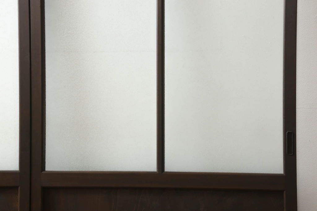 ガラス戸2枚をリペア&カスタム!高さと幅をリサイズし、調整式の平型の戸車を取り付け。色味は当店商品を参考に着色。(引き戸、建具)