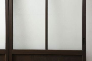 ガラス戸2枚をリペア&カスタム!高さと幅をリサイズし、調整式の平型の戸車を取り付け。色味は当店商品を参考に着色。(引き戸、建具)
