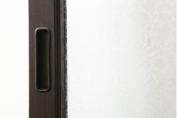 ガラス戸2枚をリペア&カスタム!高さと幅をリサイズし、調整式の平型の戸車を取り付け。色味は当店商品を参考に着色。(引き戸、建具)