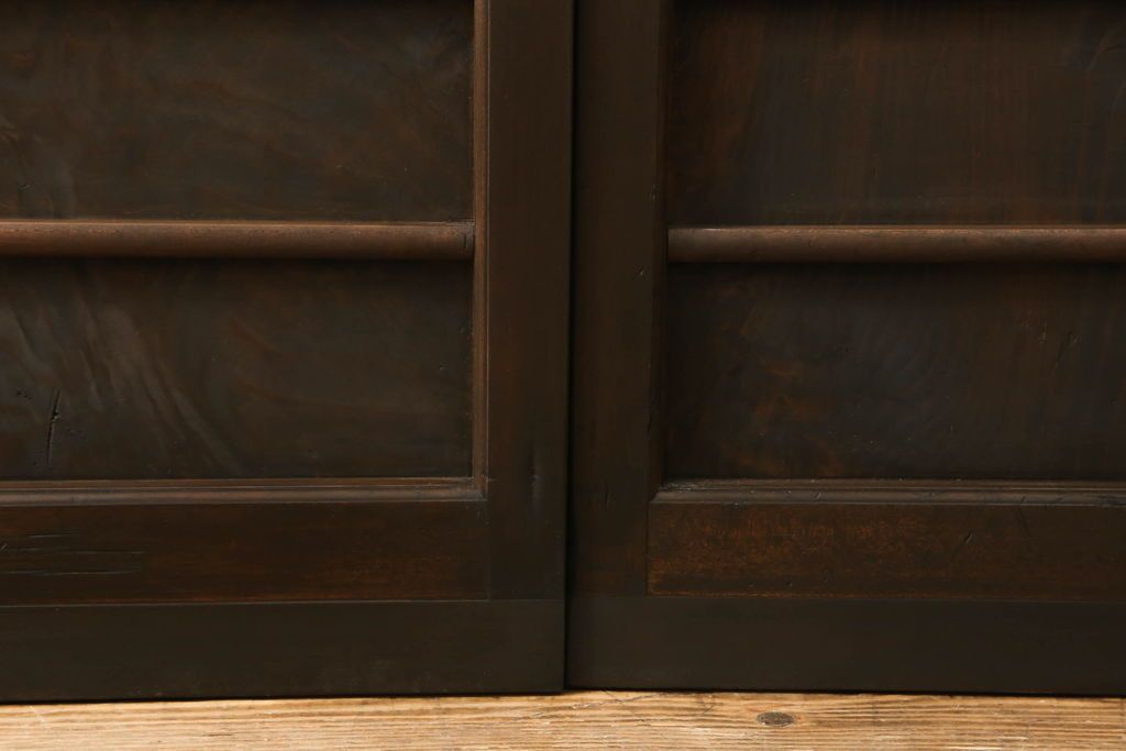 ガラス戸2枚をリペア&カスタム!高さと幅をリサイズし、調整式の平型の戸車を取り付け。色味は当店商品を参考に着色。(引き戸、建具)