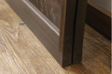 ガラス戸2枚をリペア&カスタム!高さと幅をリサイズし、調整式の平型の戸車を取り付け。色味は当店商品を参考に着色。(引き戸、建具)