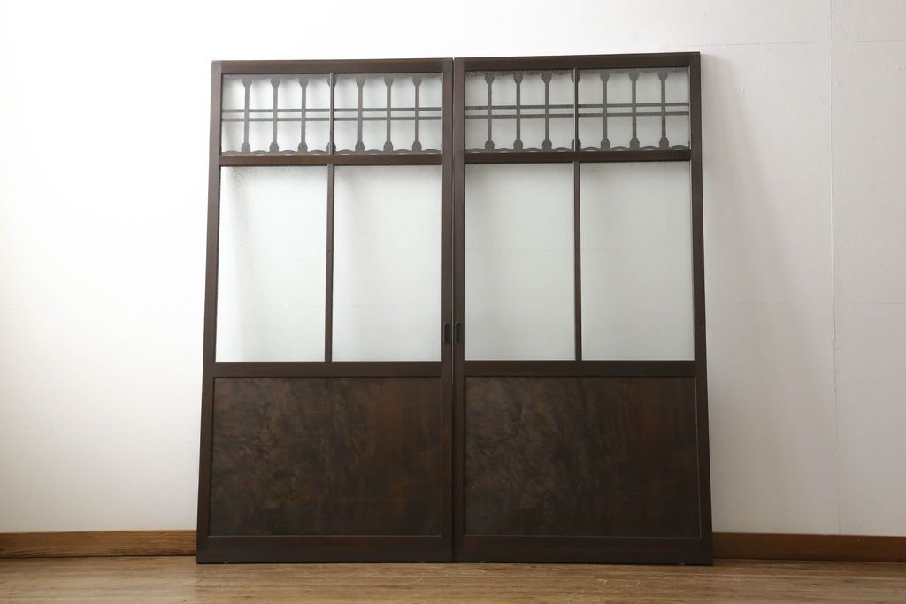 ガラス戸2枚をリペア&カスタム!高さと幅をリサイズし、調整式の平型の戸車を取り付け。色味は当店商品を参考に着色。(引き戸、建具)