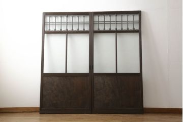 ガラス戸2枚をリペア&カスタム!高さと幅をリサイズし、調整式の平型の戸車を取り付け。色味は当店商品を参考に着色。(引き戸、建具)