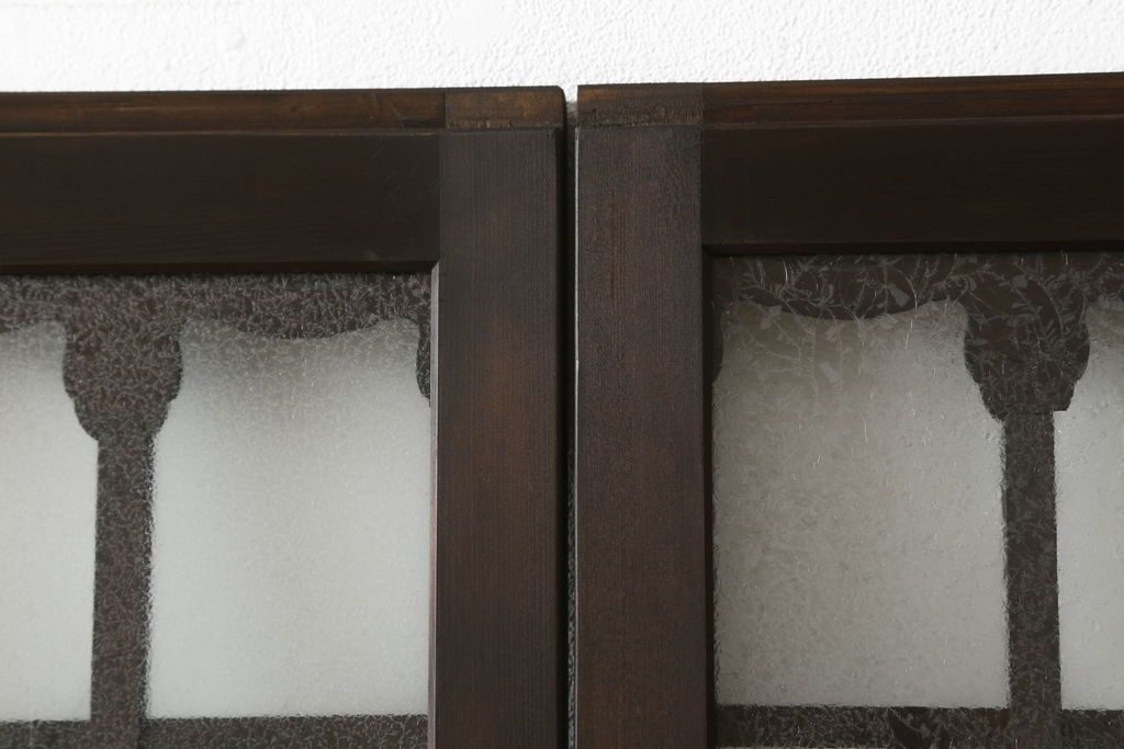 ガラス戸2枚をリペア&カスタム!高さと幅をリサイズし、調整式の平型の戸車を取り付け。色味は当店商品を参考に着色。(引き戸、建具)