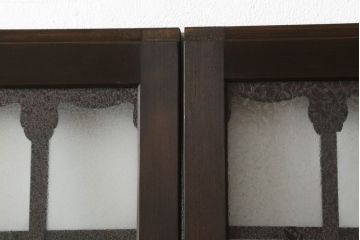 ガラス戸2枚をリペア&カスタム!高さと幅をリサイズし、調整式の平型の戸車を取り付け。色味は当店商品を参考に着色。(引き戸、建具)