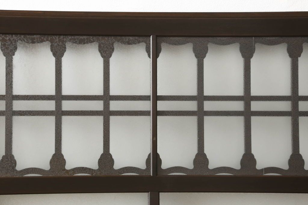 ガラス戸2枚をリペア&カスタム!高さと幅をリサイズし、調整式の平型の戸車を取り付け。色味は当店商品を参考に着色。(引き戸、建具)