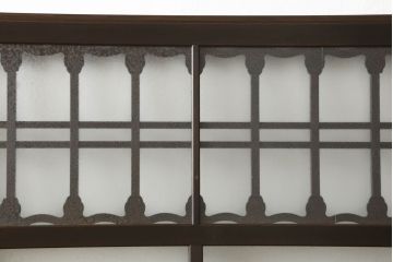 ガラス戸2枚をリペア&カスタム!高さと幅をリサイズし、調整式の平型の戸車を取り付け。色味は当店商品を参考に着色。(引き戸、建具)