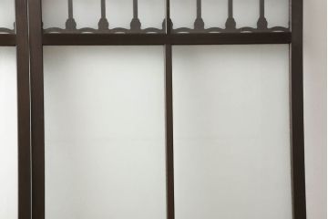 ガラス戸2枚をリペア&カスタム!高さと幅をリサイズし、調整式の平型の戸車を取り付け。色味は当店商品を参考に着色。(引き戸、建具)