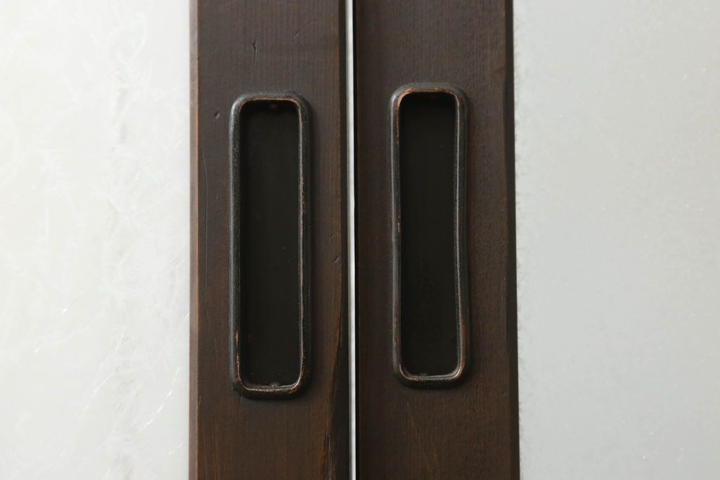 ガラス戸2枚をリペア&カスタム!高さと幅をリサイズし、調整式の平型の戸車を取り付け。色味は当店商品を参考に着色。(引き戸、建具)