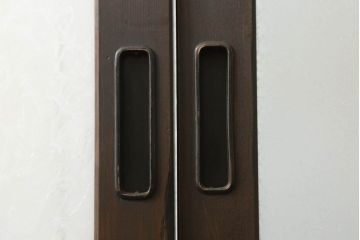 ガラス戸2枚をリペア&カスタム!高さと幅をリサイズし、調整式の平型の戸車を取り付け。色味は当店商品を参考に着色。(引き戸、建具)