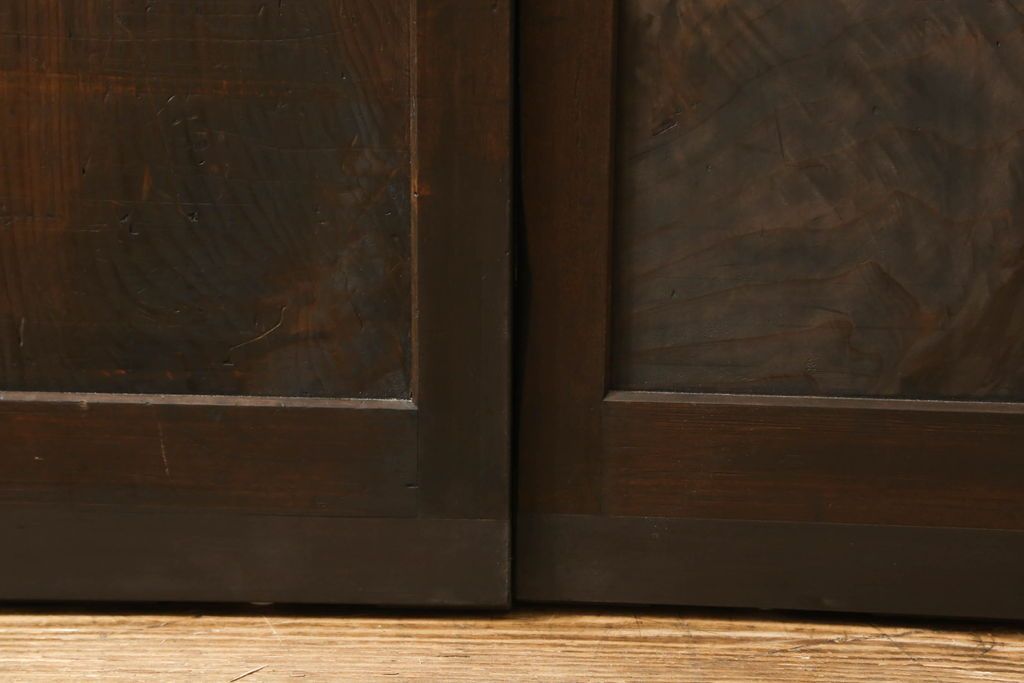 ガラス戸2枚をリペア&カスタム!高さと幅をリサイズし、調整式の平型の戸車を取り付け。色味は当店商品を参考に着色。(引き戸、建具)