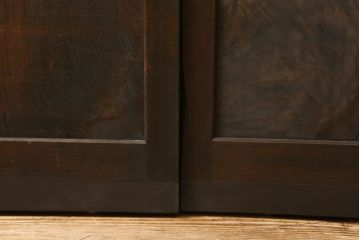 ガラス戸2枚をリペア&カスタム!高さと幅をリサイズし、調整式の平型の戸車を取り付け。色味は当店商品を参考に着色。(引き戸、建具)