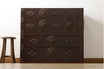 米沢箪笥をリペア&カスタム!下段1段目をフラップダウン扉に加工し、内部はフラットになるよう板を取り付け。配線用の穴あけ加工をし、竿通し金具は取り外し。本体は現状の色味を活かし、漆塗りは磨き仕上げ。(重ね箪笥、和たんす、収納箪笥、時代箪笥、整理タンス)