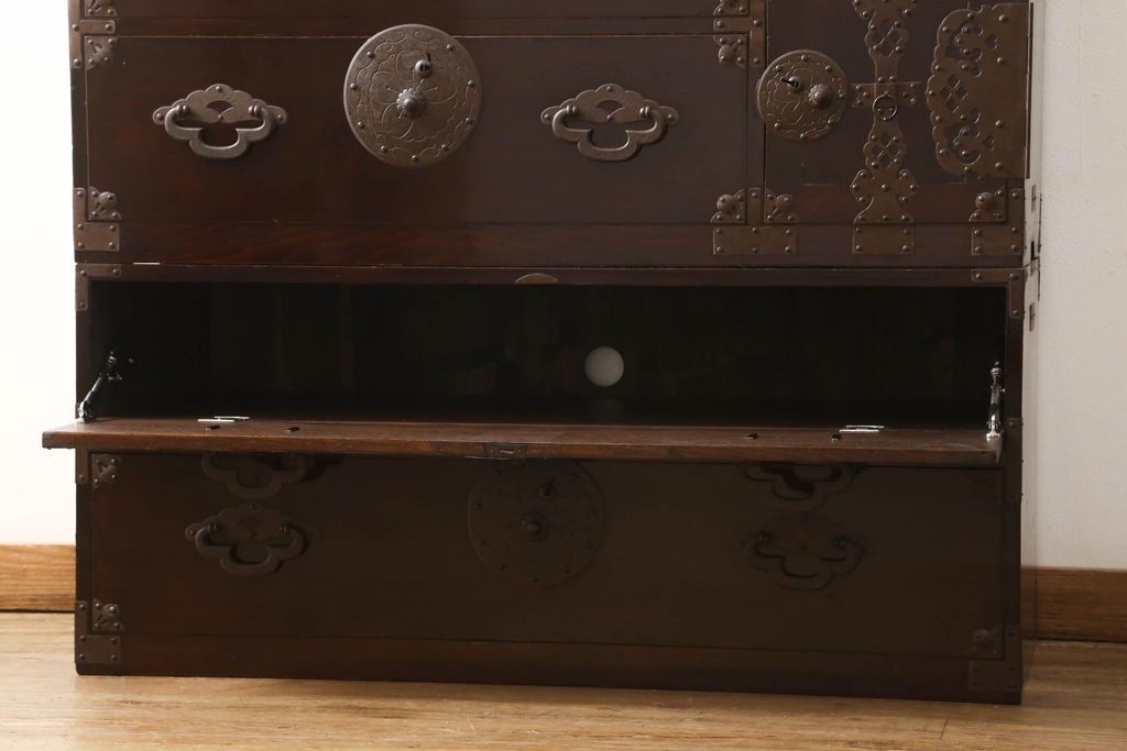 米沢箪笥をリペア&カスタム!下段1段目をフラップダウン扉に加工し、内部はフラットになるよう板を取り付け。配線用の穴あけ加工をし、竿通し金具は取り外し。本体は現状の色味を活かし、漆塗りは磨き仕上げ。(重ね箪笥、和たんす、収納箪笥、時代箪笥、整理タンス)