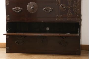 米沢箪笥をリペア&カスタム!下段1段目をフラップダウン扉に加工し、内部はフラットになるよう板を取り付け。配線用の穴あけ加工をし、竿通し金具は取り外し。本体は現状の色味を活かし、漆塗りは磨き仕上げ。(重ね箪笥、和たんす、収納箪笥、時代箪笥、整理タンス)