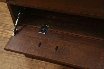 米沢箪笥をリペア&カスタム!下段1段目をフラップダウン扉に加工し、内部はフラットになるよう板を取り付け。配線用の穴あけ加工をし、竿通し金具は取り外し。本体は現状の色味を活かし、漆塗りは磨き仕上げ。(重ね箪笥、和たんす、収納箪笥、時代箪笥、整理タンス)