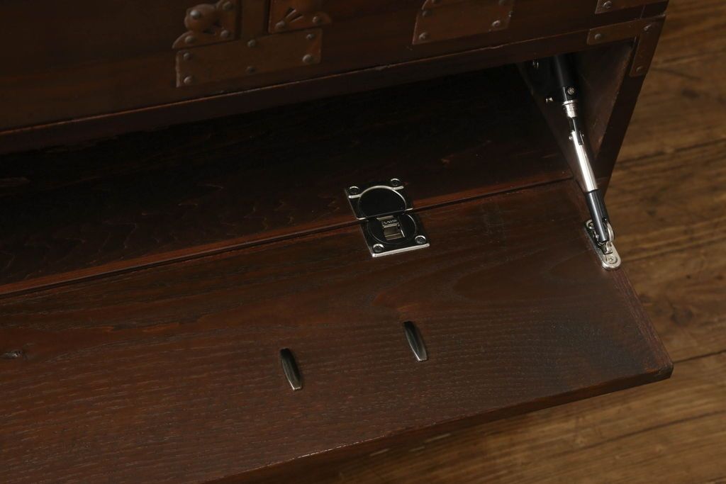 米沢箪笥をリペア&カスタム!下段1段目をフラップダウン扉に加工し、内部はフラットになるよう板を取り付け。配線用の穴あけ加工をし、竿通し金具は取り外し。本体は現状の色味を活かし、漆塗りは磨き仕上げ。(重ね箪笥、和たんす、収納箪笥、時代箪笥、整理タンス)