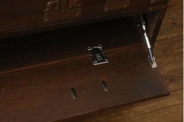 米沢箪笥をリペア&カスタム!下段1段目をフラップダウン扉に加工し、内部はフラットになるよう板を取り付け。配線用の穴あけ加工をし、竿通し金具は取り外し。本体は現状の色味を活かし、漆塗りは磨き仕上げ。(重ね箪笥、和たんす、収納箪笥、時代箪笥、整理タンス)