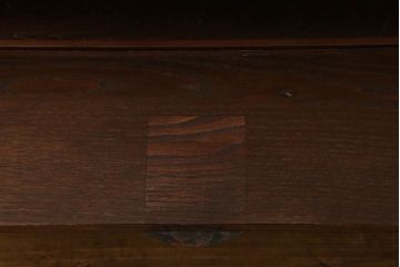 米沢箪笥をリペア&カスタム!下段1段目をフラップダウン扉に加工し、内部はフラットになるよう板を取り付け。配線用の穴あけ加工をし、竿通し金具は取り外し。本体は現状の色味を活かし、漆塗りは磨き仕上げ。(重ね箪笥、和たんす、収納箪笥、時代箪笥、整理タンス)