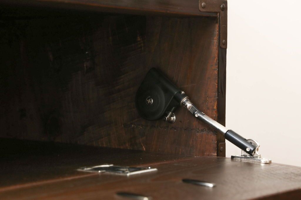 米沢箪笥をリペア&カスタム!下段1段目をフラップダウン扉に加工し、内部はフラットになるよう板を取り付け。配線用の穴あけ加工をし、竿通し金具は取り外し。本体は現状の色味を活かし、漆塗りは磨き仕上げ。(重ね箪笥、和たんす、収納箪笥、時代箪笥、整理タンス)