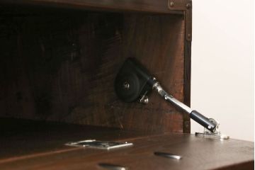 米沢箪笥をリペア&カスタム!下段1段目をフラップダウン扉に加工し、内部はフラットになるよう板を取り付け。配線用の穴あけ加工をし、竿通し金具は取り外し。本体は現状の色味を活かし、漆塗りは磨き仕上げ。(重ね箪笥、和たんす、収納箪笥、時代箪笥、整理タンス)