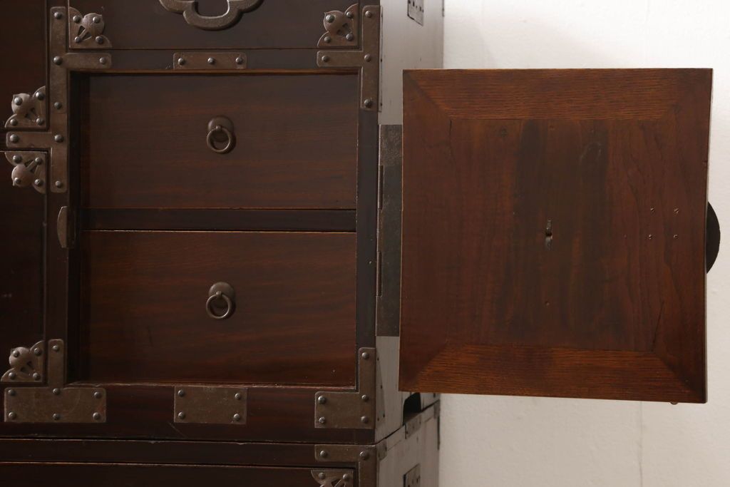 米沢箪笥をリペア&カスタム!下段1段目をフラップダウン扉に加工し、内部はフラットになるよう板を取り付け。配線用の穴あけ加工をし、竿通し金具は取り外し。本体は現状の色味を活かし、漆塗りは磨き仕上げ。(重ね箪笥、和たんす、収納箪笥、時代箪笥、整理タンス)