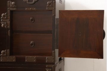 米沢箪笥をリペア&カスタム!下段1段目をフラップダウン扉に加工し、内部はフラットになるよう板を取り付け。配線用の穴あけ加工をし、竿通し金具は取り外し。本体は現状の色味を活かし、漆塗りは磨き仕上げ。(重ね箪笥、和たんす、収納箪笥、時代箪笥、整理タンス)