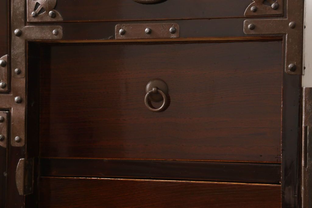 米沢箪笥をリペア&カスタム!下段1段目をフラップダウン扉に加工し、内部はフラットになるよう板を取り付け。配線用の穴あけ加工をし、竿通し金具は取り外し。本体は現状の色味を活かし、漆塗りは磨き仕上げ。(重ね箪笥、和たんす、収納箪笥、時代箪笥、整理タンス)