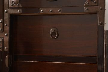 米沢箪笥をリペア&カスタム!下段1段目をフラップダウン扉に加工し、内部はフラットになるよう板を取り付け。配線用の穴あけ加工をし、竿通し金具は取り外し。本体は現状の色味を活かし、漆塗りは磨き仕上げ。(重ね箪笥、和たんす、収納箪笥、時代箪笥、整理タンス)