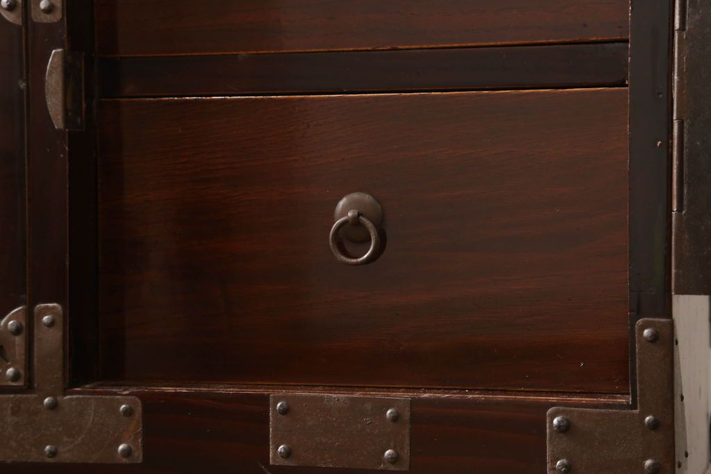 米沢箪笥をリペア&カスタム!下段1段目をフラップダウン扉に加工し、内部はフラットになるよう板を取り付け。配線用の穴あけ加工をし、竿通し金具は取り外し。本体は現状の色味を活かし、漆塗りは磨き仕上げ。(重ね箪笥、和たんす、収納箪笥、時代箪笥、整理タンス)