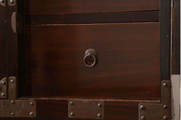 米沢箪笥をリペア&カスタム!下段1段目をフラップダウン扉に加工し、内部はフラットになるよう板を取り付け。配線用の穴あけ加工をし、竿通し金具は取り外し。本体は現状の色味を活かし、漆塗りは磨き仕上げ。(重ね箪笥、和たんす、収納箪笥、時代箪笥、整理タンス)