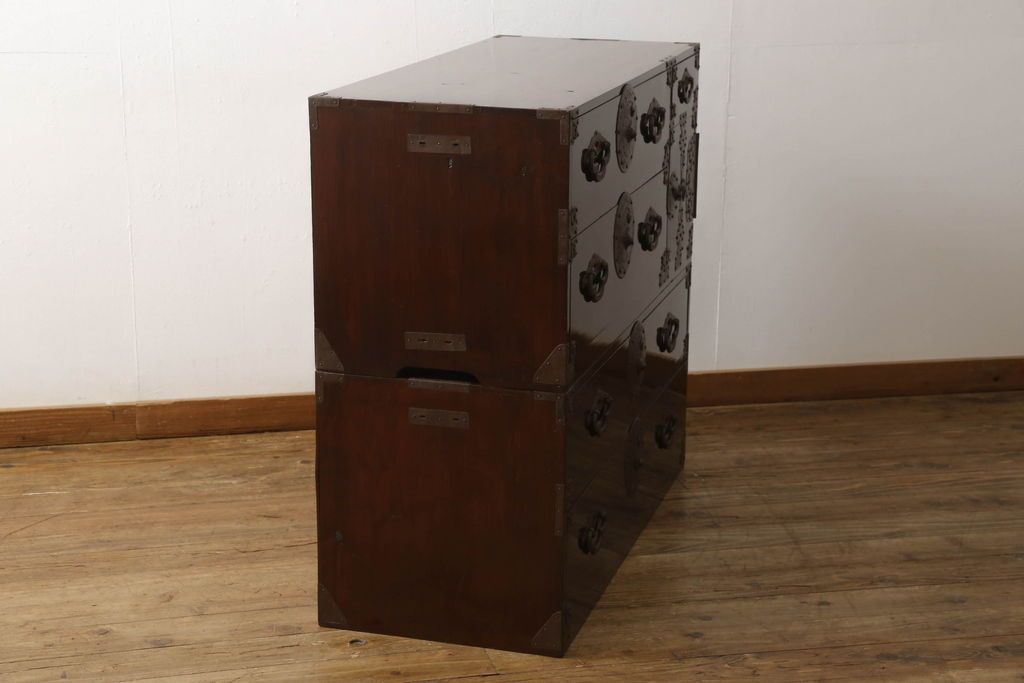 米沢箪笥をリペア&カスタム!下段1段目をフラップダウン扉に加工し、内部はフラットになるよう板を取り付け。配線用の穴あけ加工をし、竿通し金具は取り外し。本体は現状の色味を活かし、漆塗りは磨き仕上げ。(重ね箪笥、和たんす、収納箪笥、時代箪笥、整理タンス)