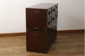 米沢箪笥をリペア&カスタム!下段1段目をフラップダウン扉に加工し、内部はフラットになるよう板を取り付け。配線用の穴あけ加工をし、竿通し金具は取り外し。本体は現状の色味を活かし、漆塗りは磨き仕上げ。(重ね箪笥、和たんす、収納箪笥、時代箪笥、整理タンス)