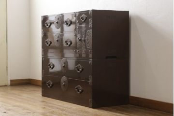 米沢箪笥をリペア&カスタム!下段1段目をフラップダウン扉に加工し、内部はフラットになるよう板を取り付け。配線用の穴あけ加工をし、竿通し金具は取り外し。本体は現状の色味を活かし、漆塗りは磨き仕上げ。(重ね箪笥、和たんす、収納箪笥、時代箪笥、整理タンス)