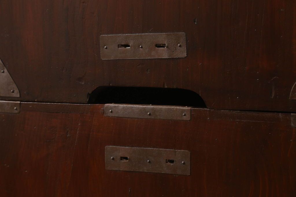 米沢箪笥をリペア&カスタム!下段1段目をフラップダウン扉に加工し、内部はフラットになるよう板を取り付け。配線用の穴あけ加工をし、竿通し金具は取り外し。本体は現状の色味を活かし、漆塗りは磨き仕上げ。(重ね箪笥、和たんす、収納箪笥、時代箪笥、整理タンス)